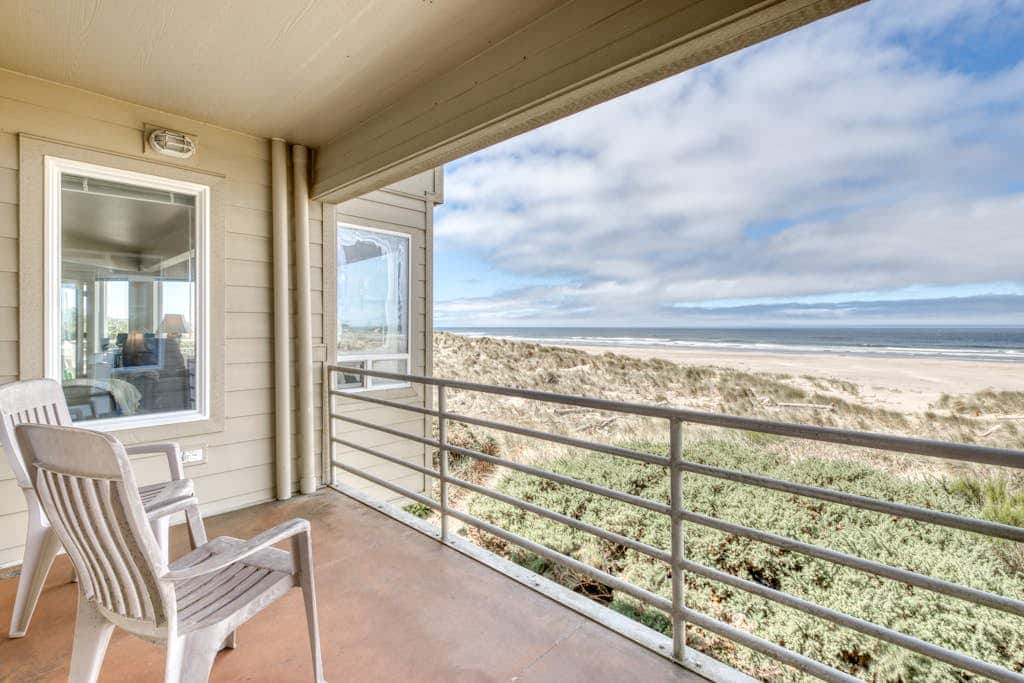 Oceanfront dog-friendly house w/deck overlooking the water
