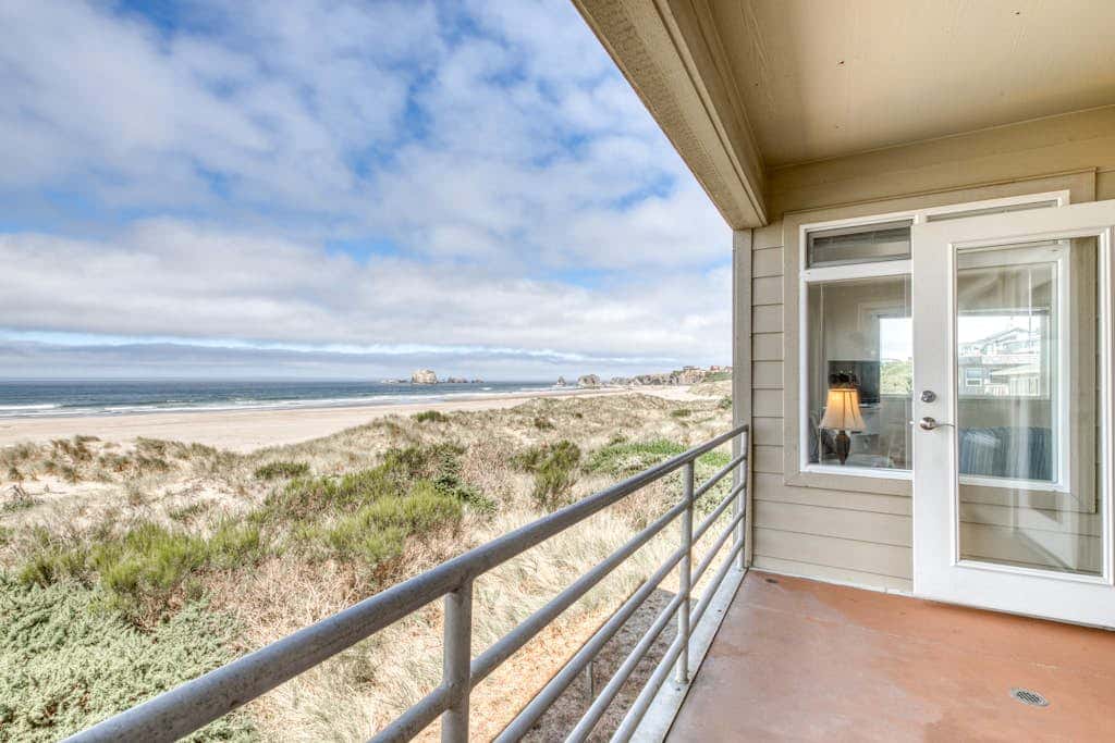 Oceanfront dog-friendly house w/deck overlooking the water
