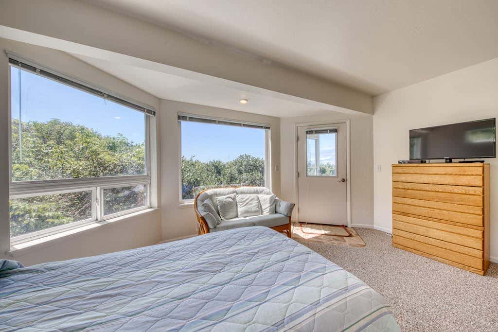 Oceanfront dog-friendly house w/deck overlooking the water