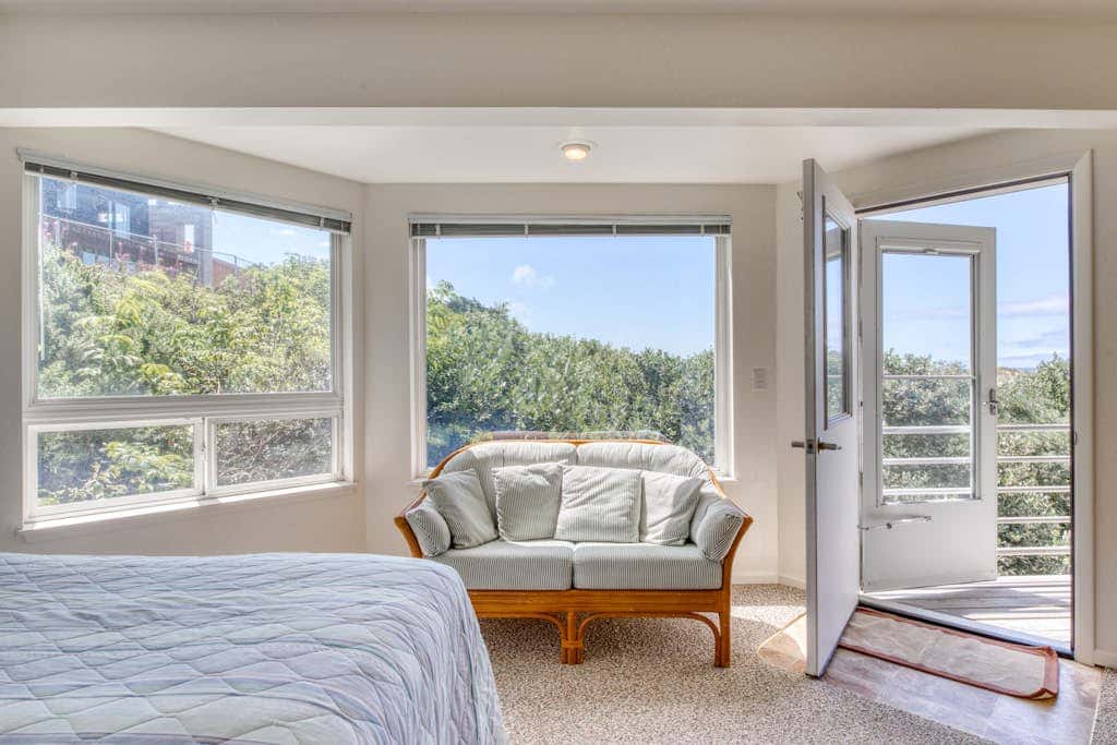 Oceanfront dog-friendly house w/deck overlooking the water