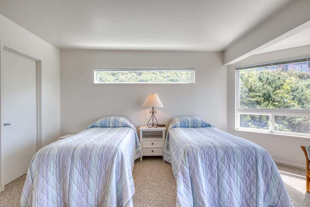 Oceanfront dog-friendly house w/deck overlooking the water