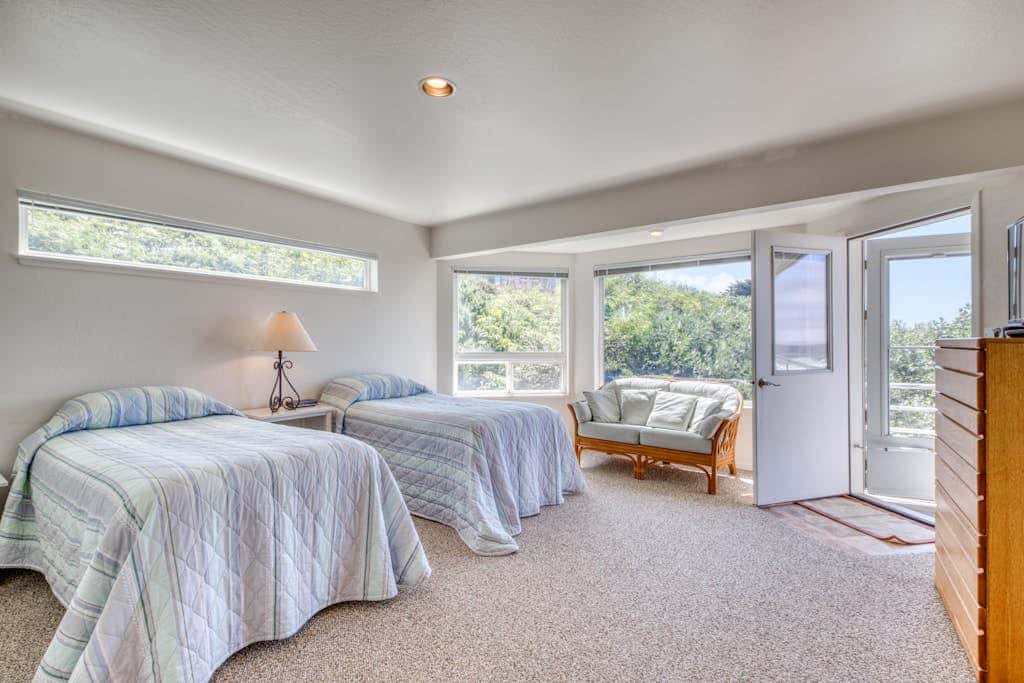 Oceanfront dog-friendly house w/deck overlooking the water