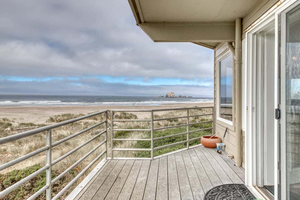 Oceanfront dog-friendly house w/deck overlooking the water
