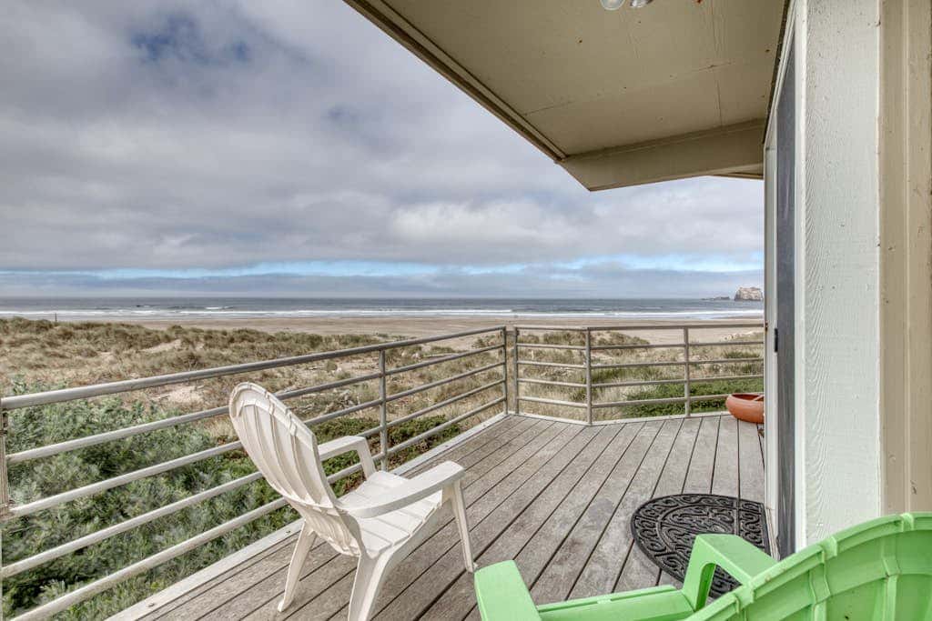 Oceanfront dog-friendly house w/deck overlooking the water