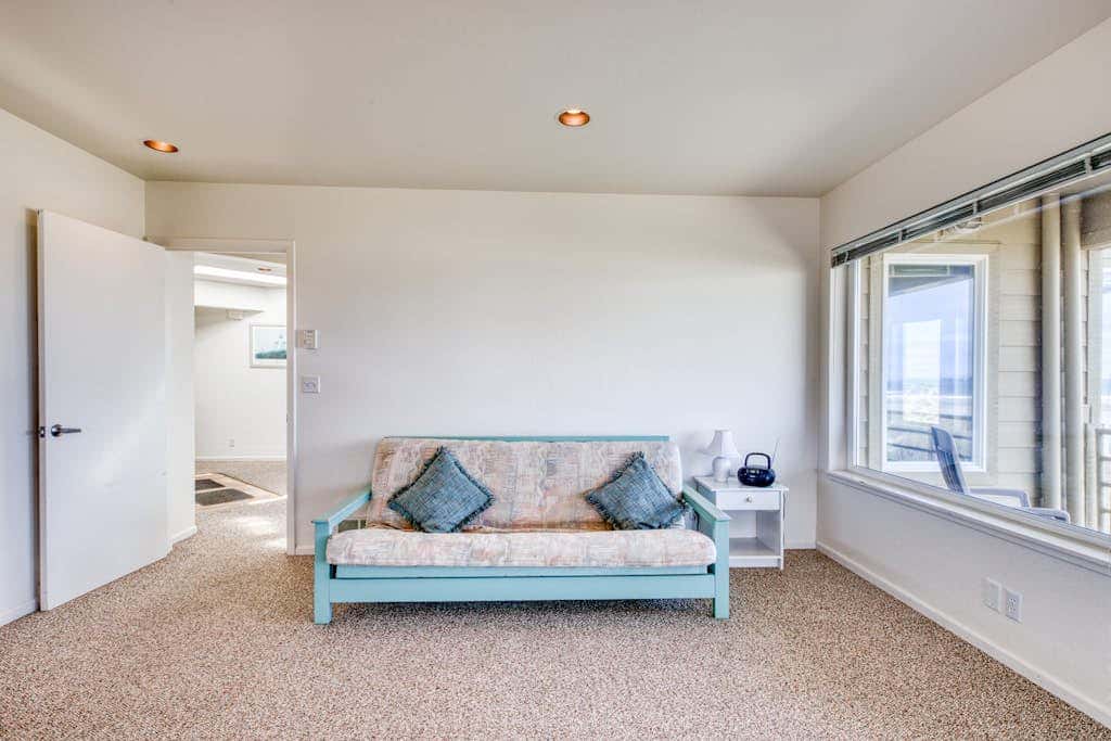 Oceanfront dog-friendly house w/deck overlooking the water