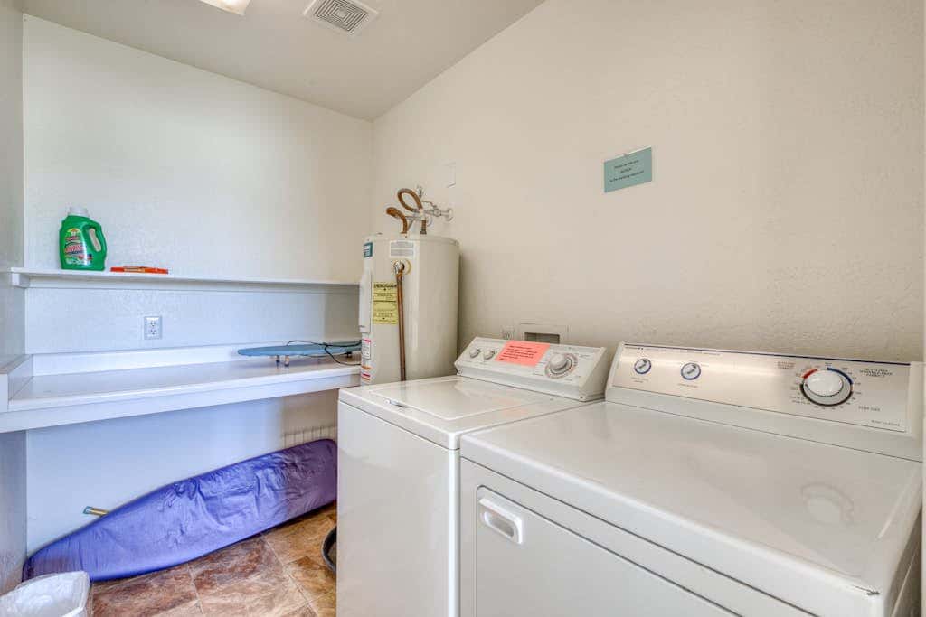 Oceanfront dog-friendly house w/deck overlooking the water