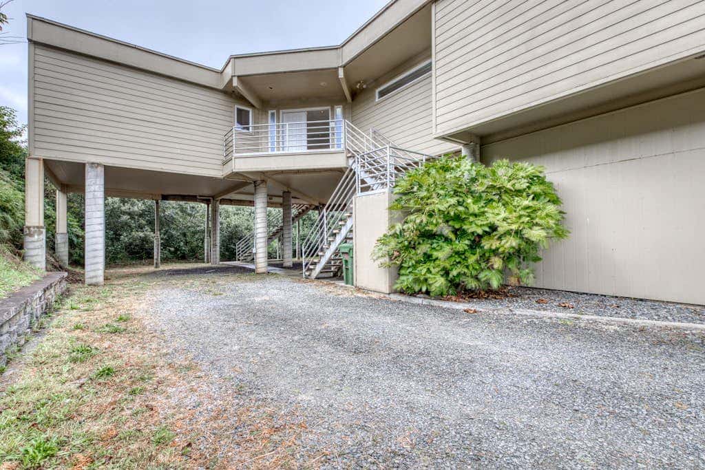 Oceanfront dog-friendly house w/deck overlooking the water