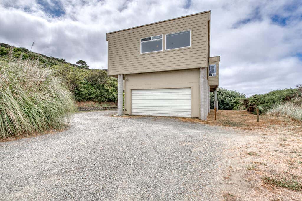 Oceanfront dog-friendly house w/deck overlooking the water