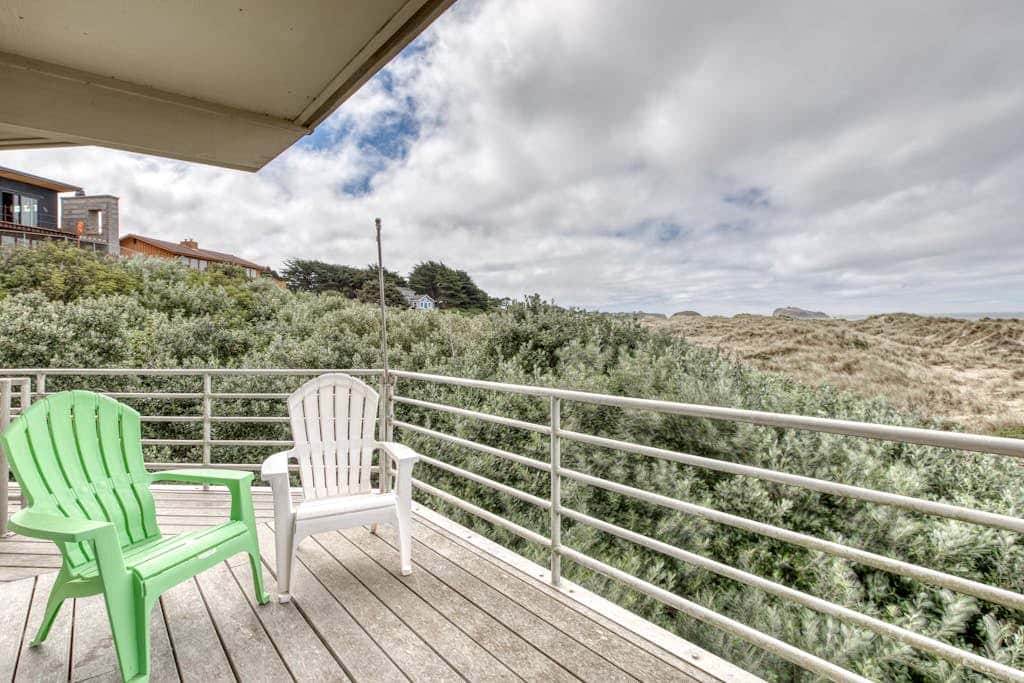 Oceanfront dog-friendly house w/deck overlooking the water