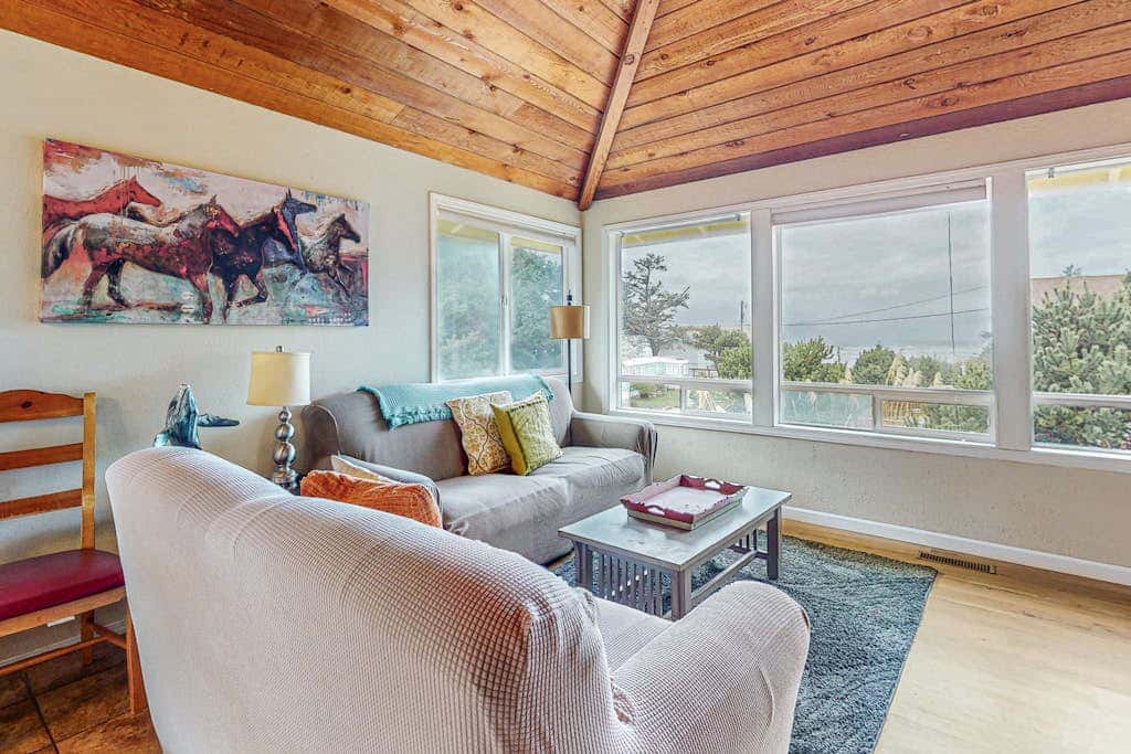 Elegant home with stunning ocean views & dog friendly