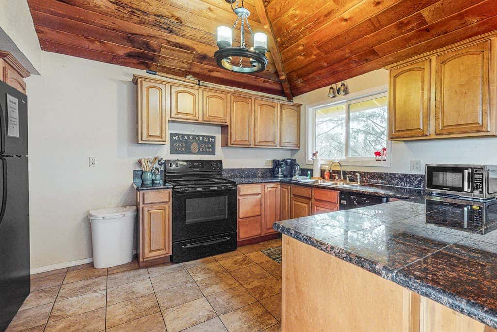 Elegant home with stunning ocean views & dog friendly