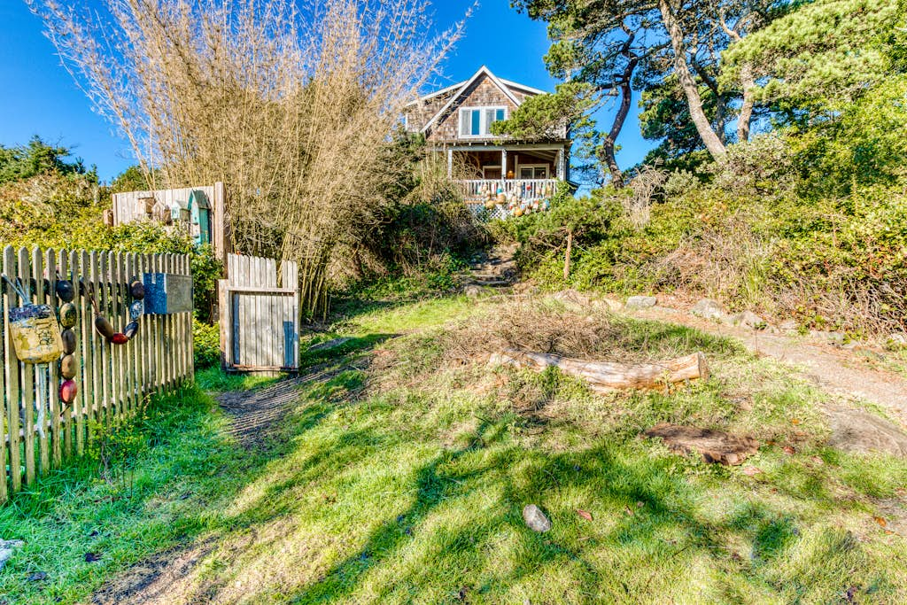 Private Hot Tub & Easy Access to the Beach - Dogs are Welcome