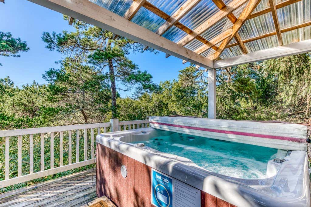 Private Hot Tub & Easy Access to the Beach - Dogs are Welcome