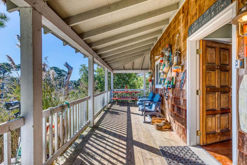 Private Hot Tub & Easy Access to the Beach - Dogs are Welcome