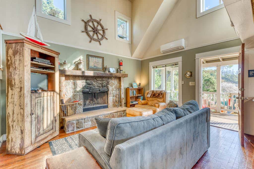 Private Hot Tub & Easy Access to the Beach - Dogs are Welcome