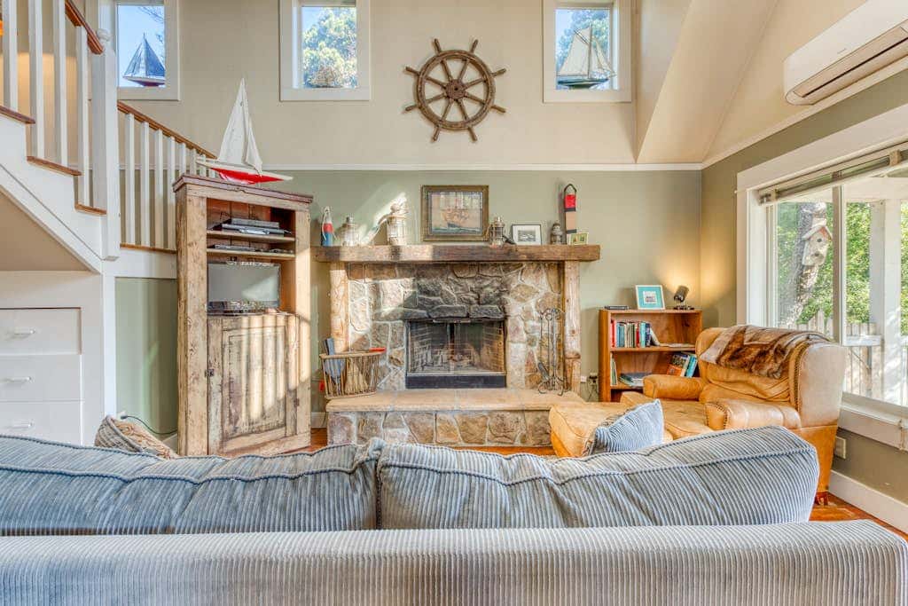 Private Hot Tub & Easy Access to the Beach - Dogs are Welcome