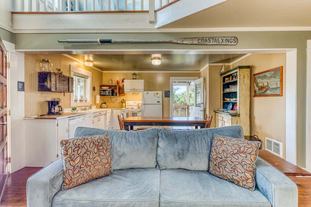 Private Hot Tub & Easy Access to the Beach - Dogs are Welcome
