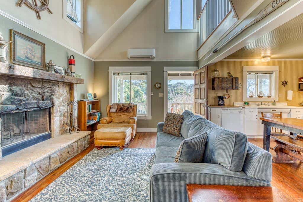 Private Hot Tub & Easy Access to the Beach - Dogs are Welcome