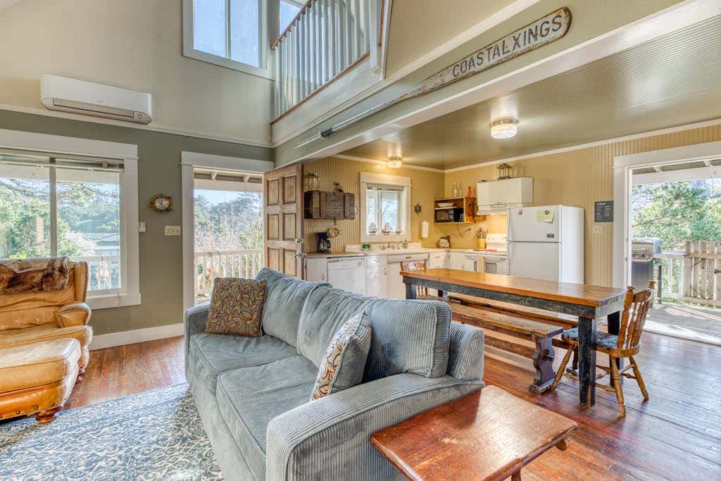 Private Hot Tub & Easy Access to the Beach - Dogs are Welcome