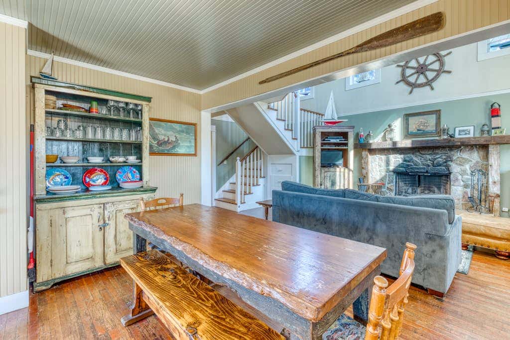Private Hot Tub & Easy Access to the Beach - Dogs are Welcome