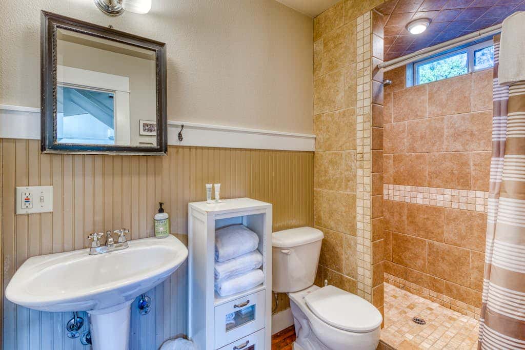 Private Hot Tub & Easy Access to the Beach - Dogs are Welcome