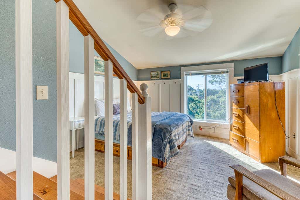 Private Hot Tub & Easy Access to the Beach - Dogs are Welcome