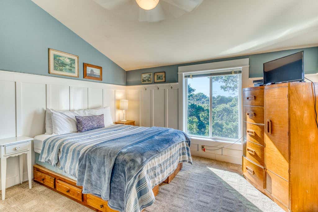 Private Hot Tub & Easy Access to the Beach - Dogs are Welcome
