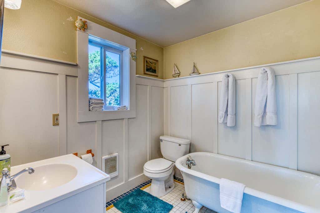 Private Hot Tub & Easy Access to the Beach - Dogs are Welcome