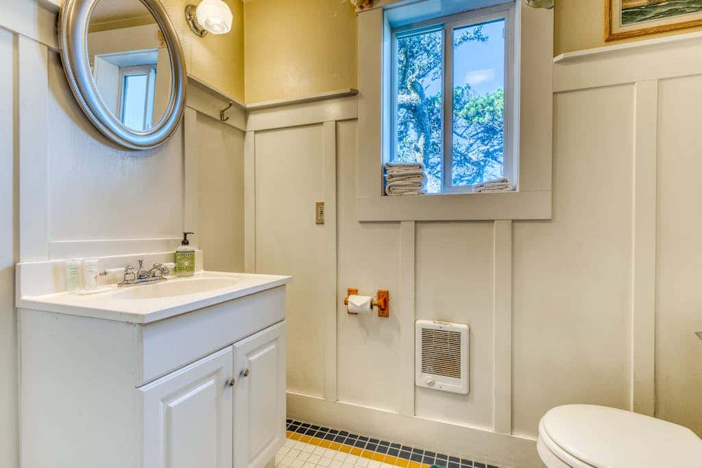 Private Hot Tub & Easy Access to the Beach - Dogs are Welcome