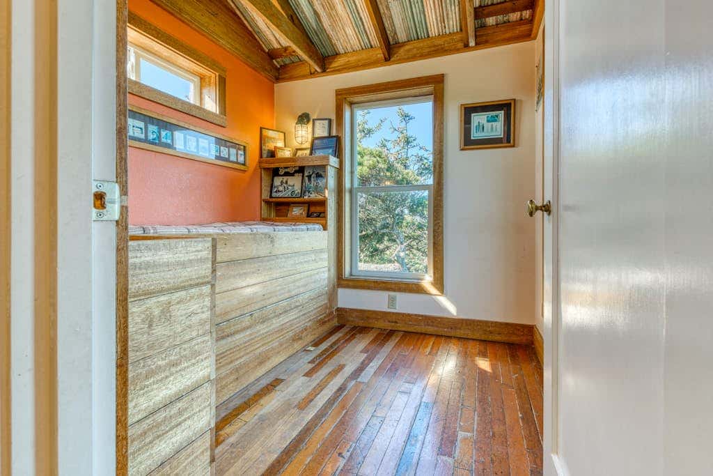 Private Hot Tub & Easy Access to the Beach - Dogs are Welcome