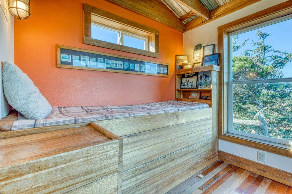 Private Hot Tub & Easy Access to the Beach - Dogs are Welcome