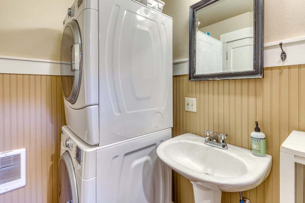 Private Hot Tub & Easy Access to the Beach - Dogs are Welcome