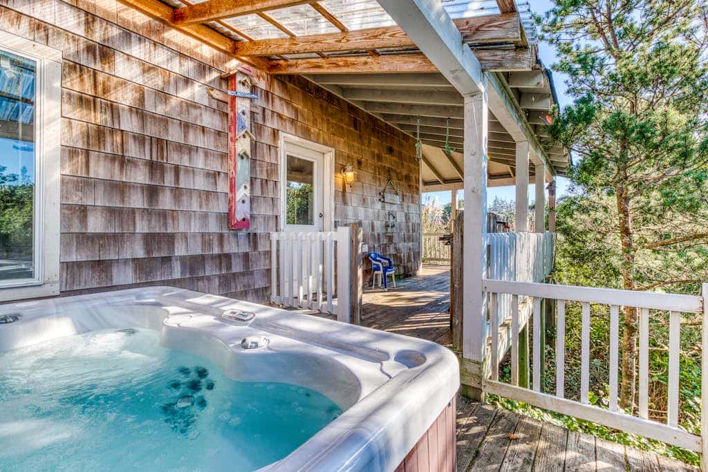 Private Hot Tub & Easy Access to the Beach - Dogs are Welcome