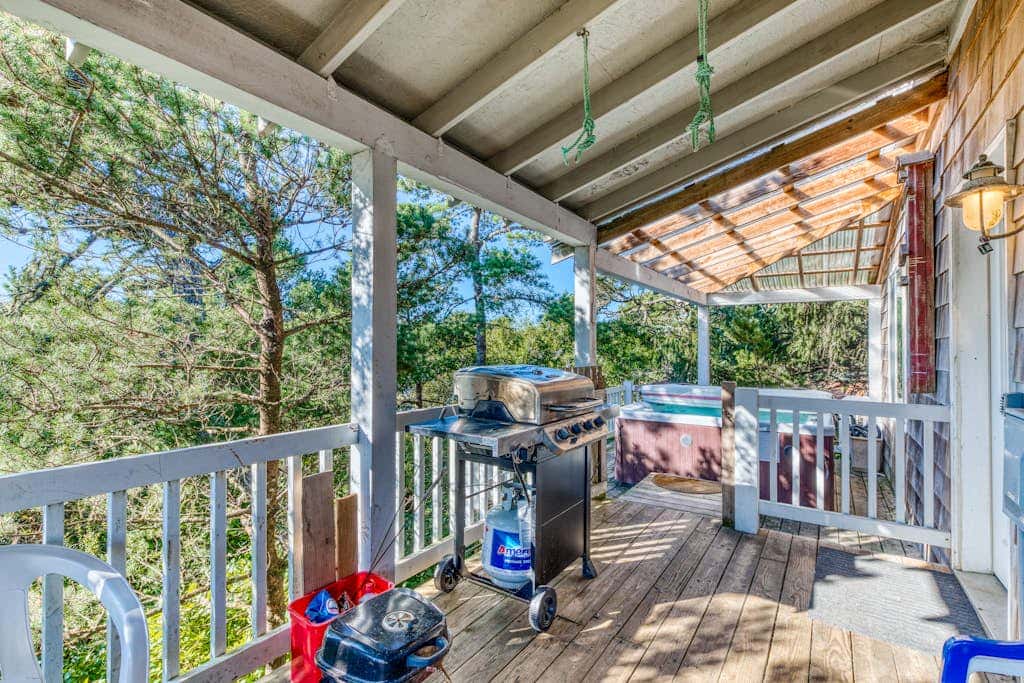 Private Hot Tub & Easy Access to the Beach - Dogs are Welcome