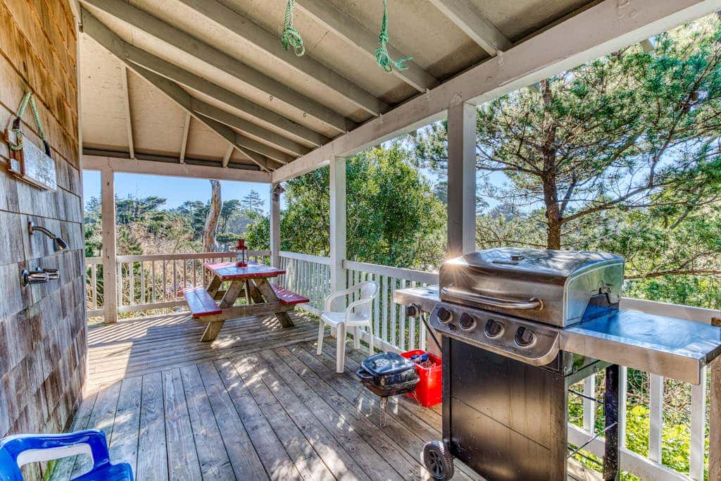 Private Hot Tub & Easy Access to the Beach - Dogs are Welcome