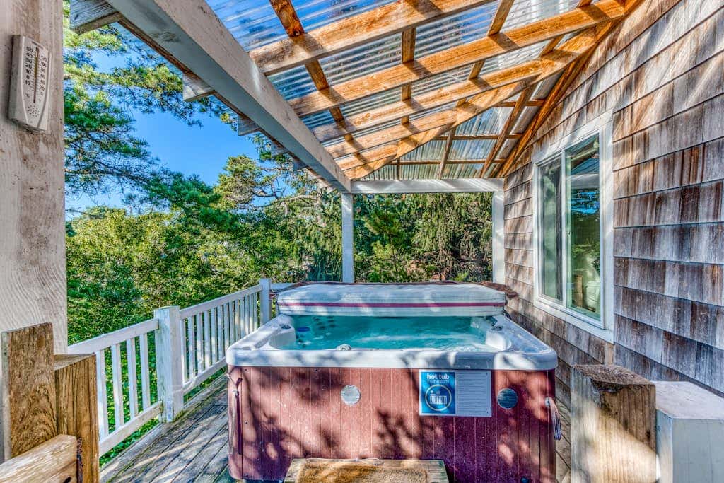 Private Hot Tub & Easy Access to the Beach - Dogs are Welcome