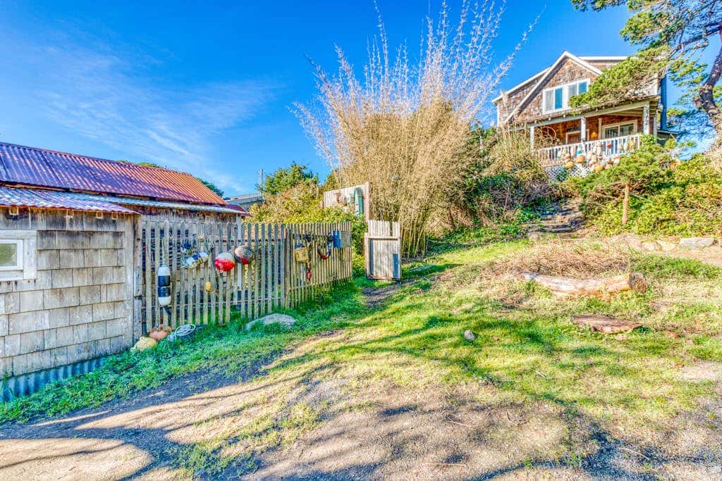 Private Hot Tub & Easy Access to the Beach - Dogs are Welcome