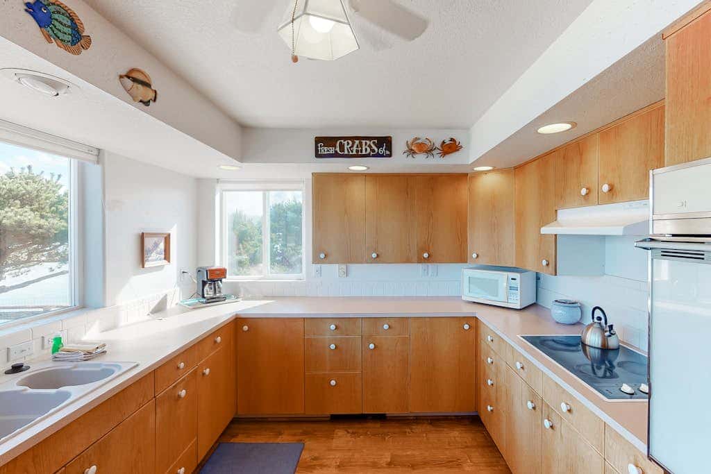Dog-Friendly Bayfront Home with Private Hot Tub, Water & Bridge Views, Free WiFi