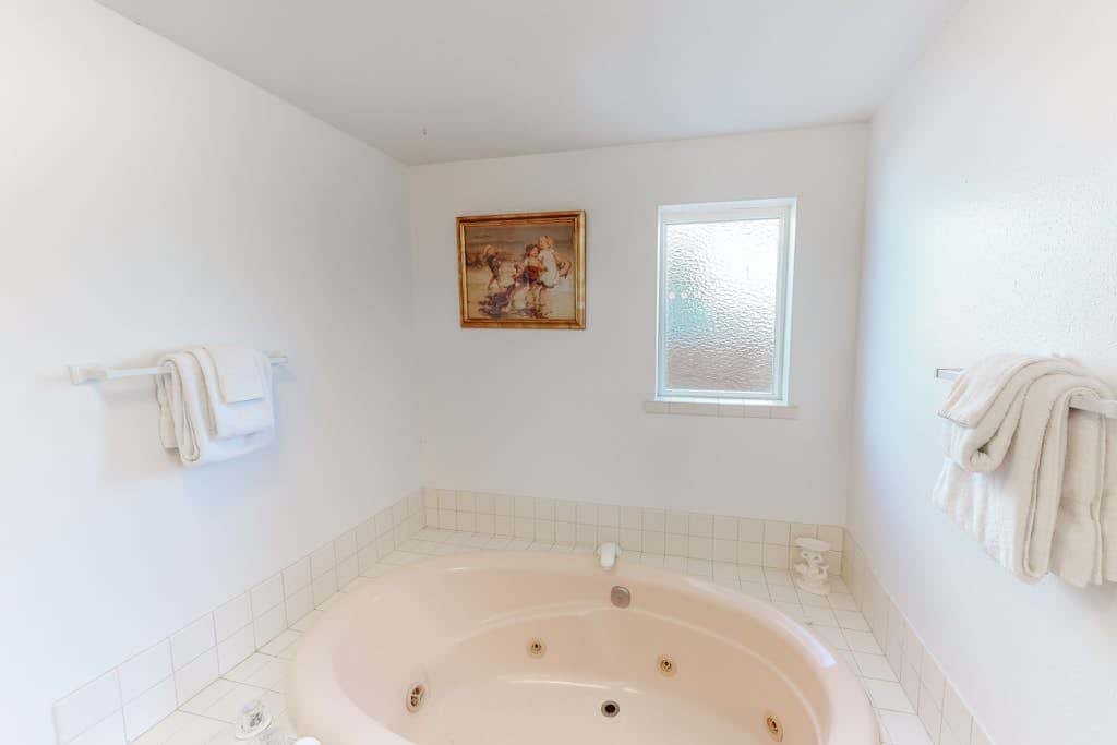 Dog-Friendly Bayfront Home with Private Hot Tub, Water & Bridge Views, Free WiFi