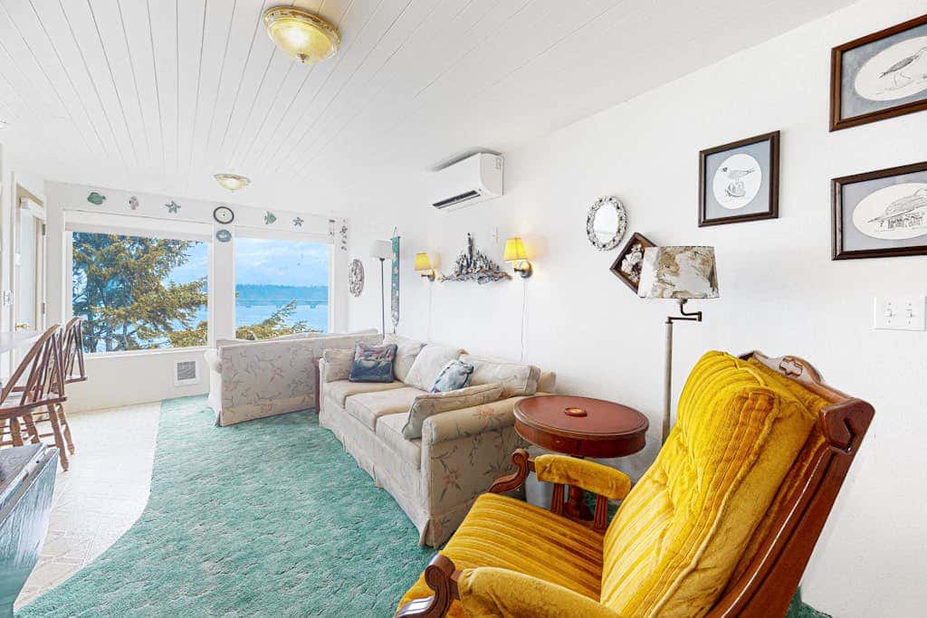 Dreamy coastal getaway with stunning ocean views, washer&dryer, free WiFi, cable