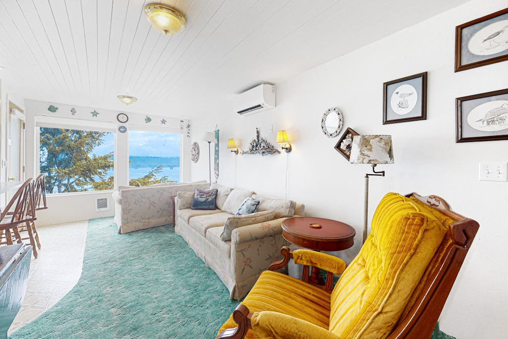 Dreamy coastal getaway with stunning ocean views, washer&dryer, free WiFi, cable