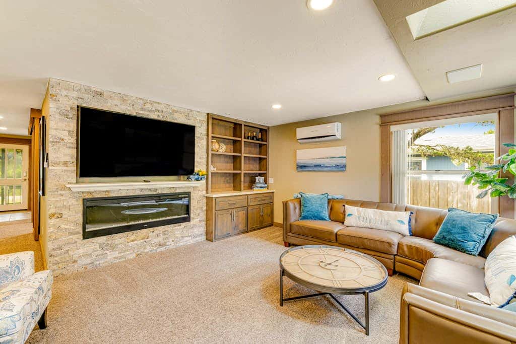 Luxurious home with 3 suites, 3 fireplaces, game room & hot tub - walk to beach