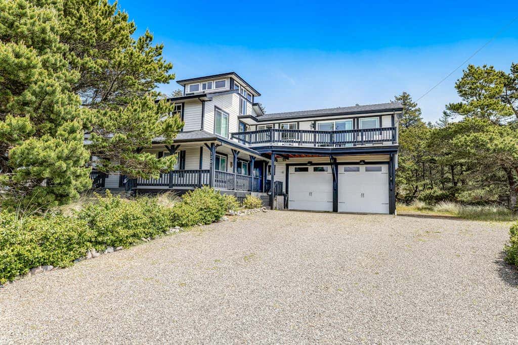 Luxurious home with 3 suites, 3 fireplaces, game room & hot tub - walk to beach