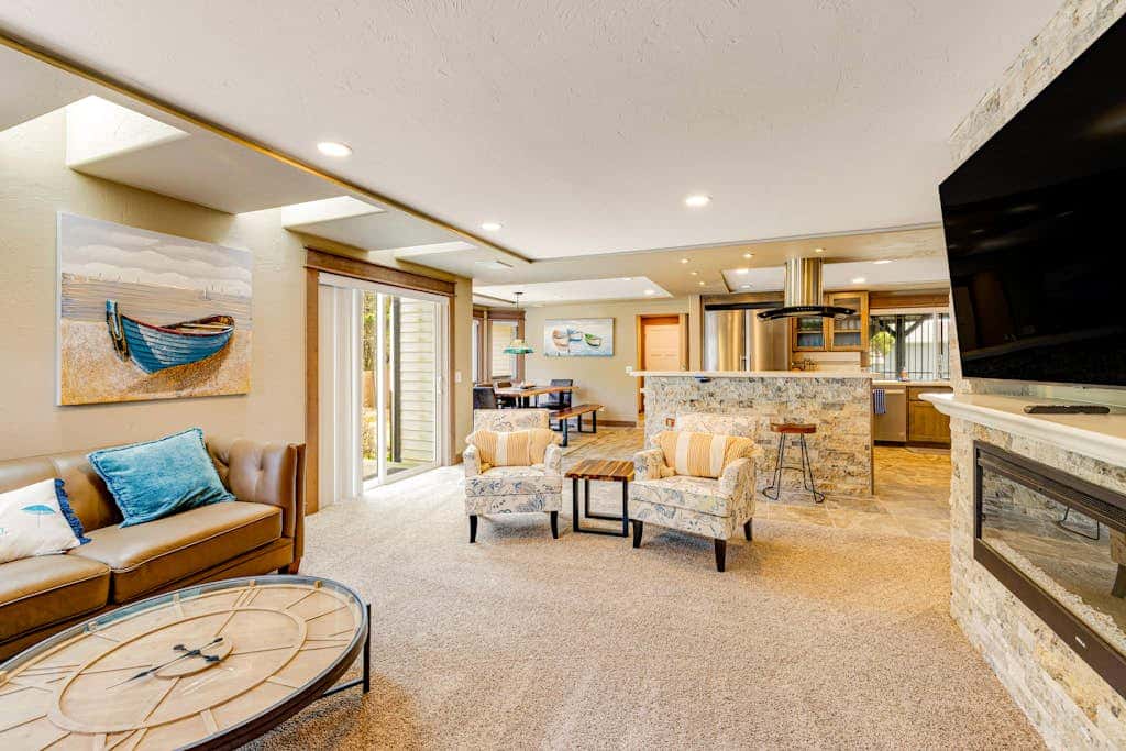 Luxurious home with 3 suites, 3 fireplaces, game room & hot tub - walk to beach