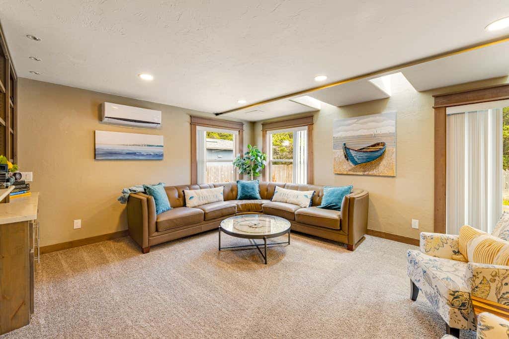 Luxurious home with 3 suites, 3 fireplaces, game room & hot tub - walk to beach