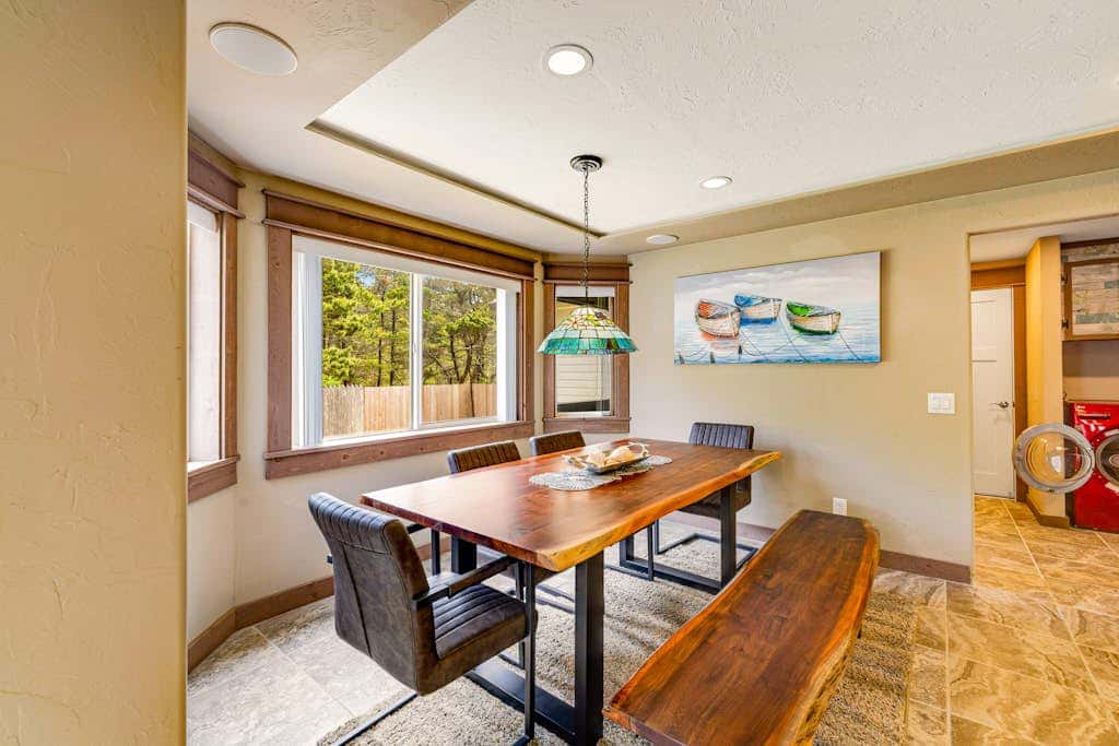 Luxurious home with 3 suites, 3 fireplaces, game room & hot tub - walk to beach