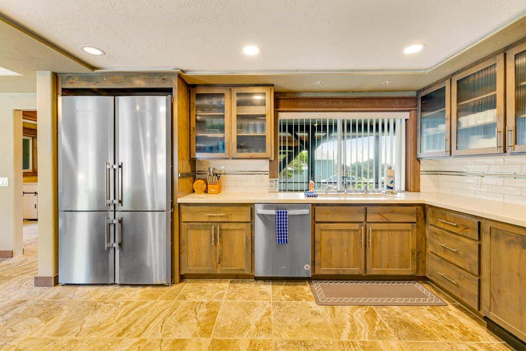 Luxurious home with 3 suites, 3 fireplaces, game room & hot tub - walk to beach