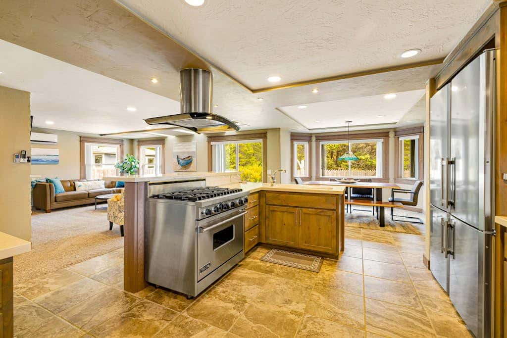 Luxurious home with 3 suites, 3 fireplaces, game room & hot tub - walk to beach