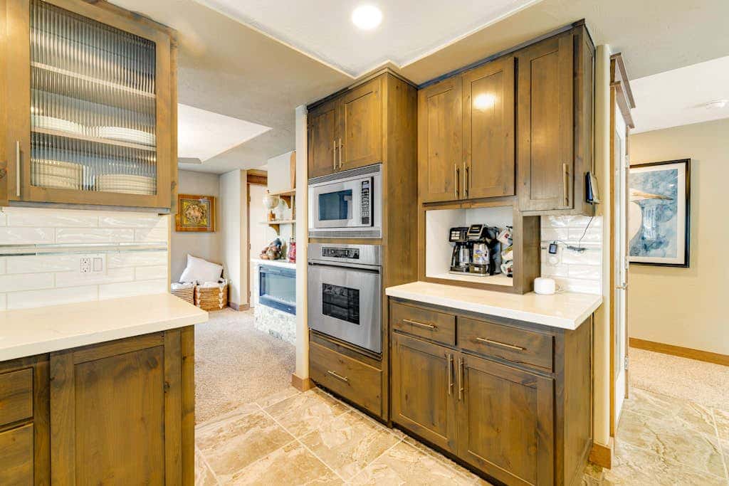 Luxurious home with 3 suites, 3 fireplaces, game room & hot tub - walk to beach
