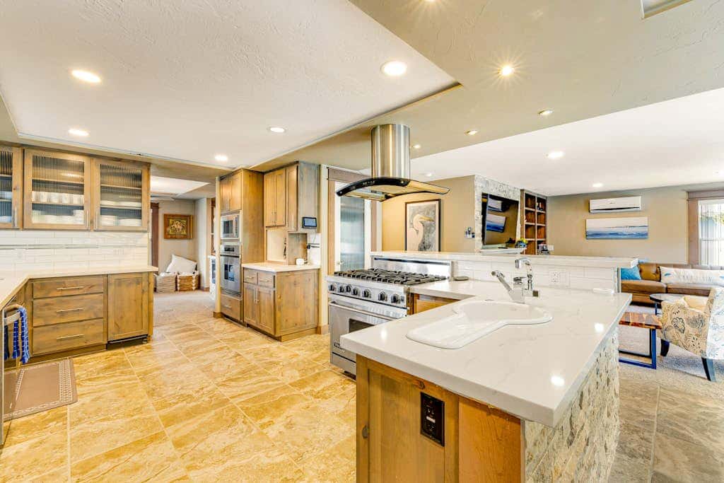 Luxurious home with 3 suites, 3 fireplaces, game room & hot tub - walk to beach